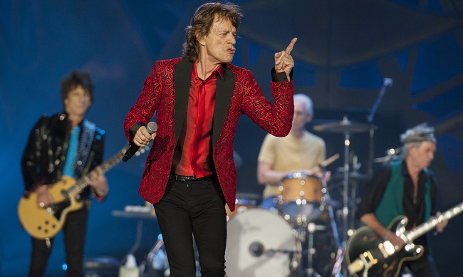 En esta foto del 4 de julio del 2015, Ronnie Wood, Mick Jagger, Charlie Watts y Keith Richards, de los Rolling Stones, durante un concierto en Indianápolis. El jueves 5 de noviembre del 2015 la banda anunció la gira "América Latina Olé", que comenzará el 3 de febrero en Santiago de Chile. (Foto por Barry Brecheisen/Invision/AP)